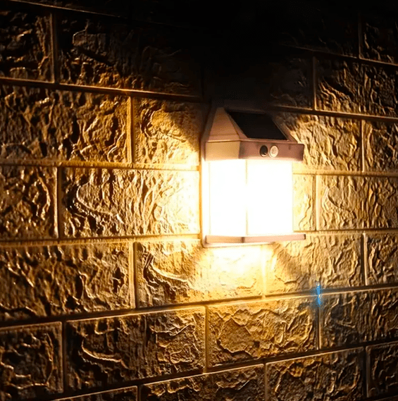 Solar-powered garden spotlight with motion detector - Waterproof, environmentally friendly & easy to install