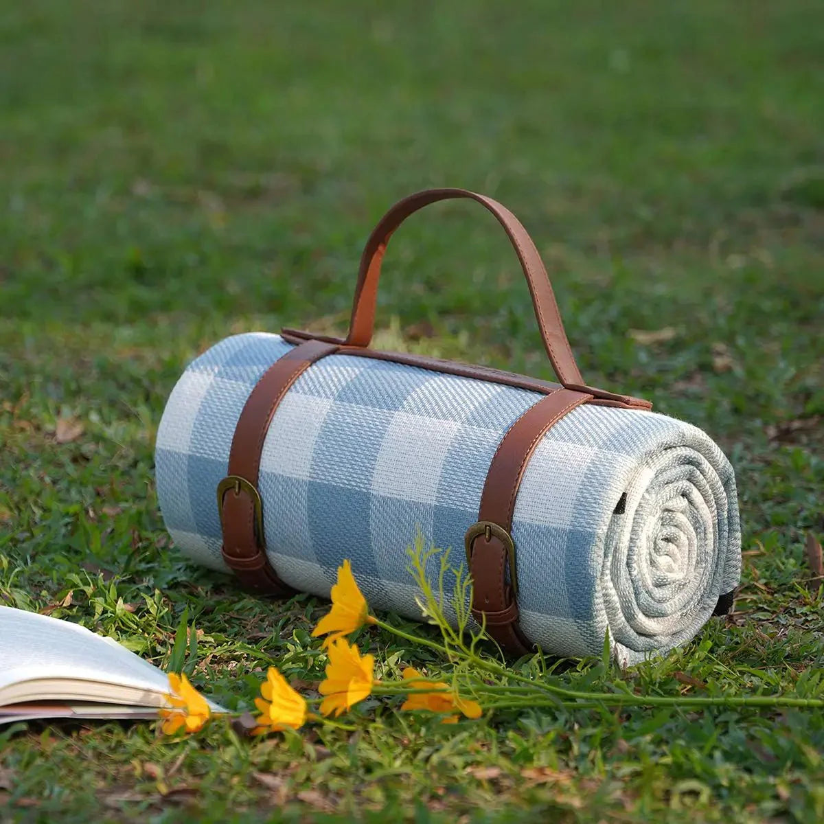 PICSTYLE – Waterproof Checkered Picnic Blanket with Practical Carry Strap