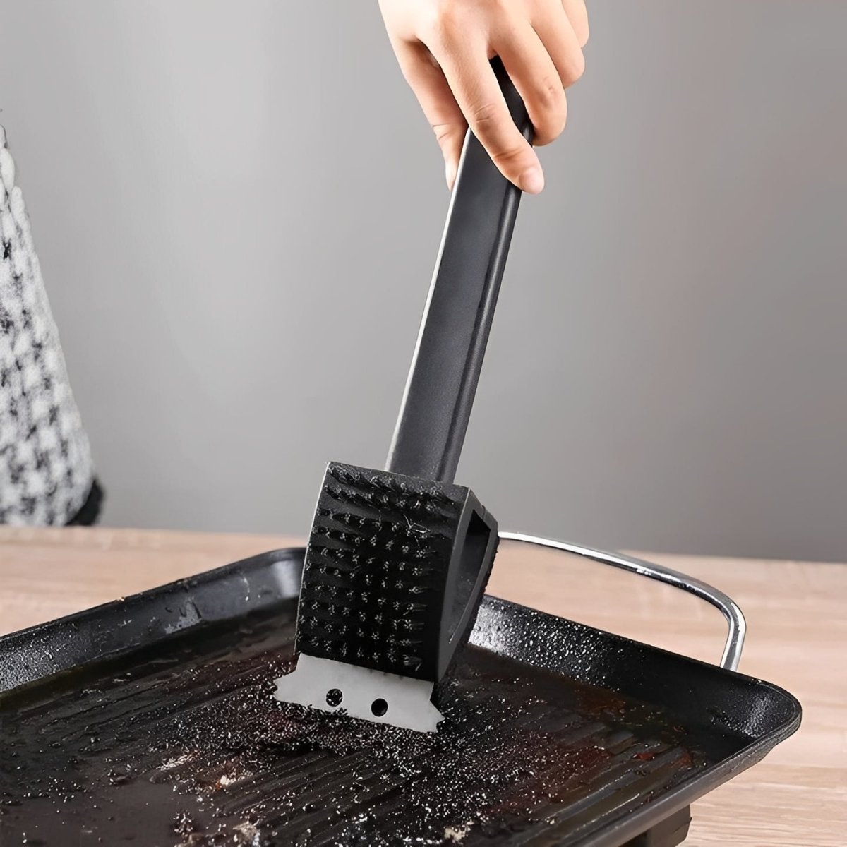 GRIMEX – Grill cleaner with scraper and sponge attachment for cleaning and refreshing grill surfaces