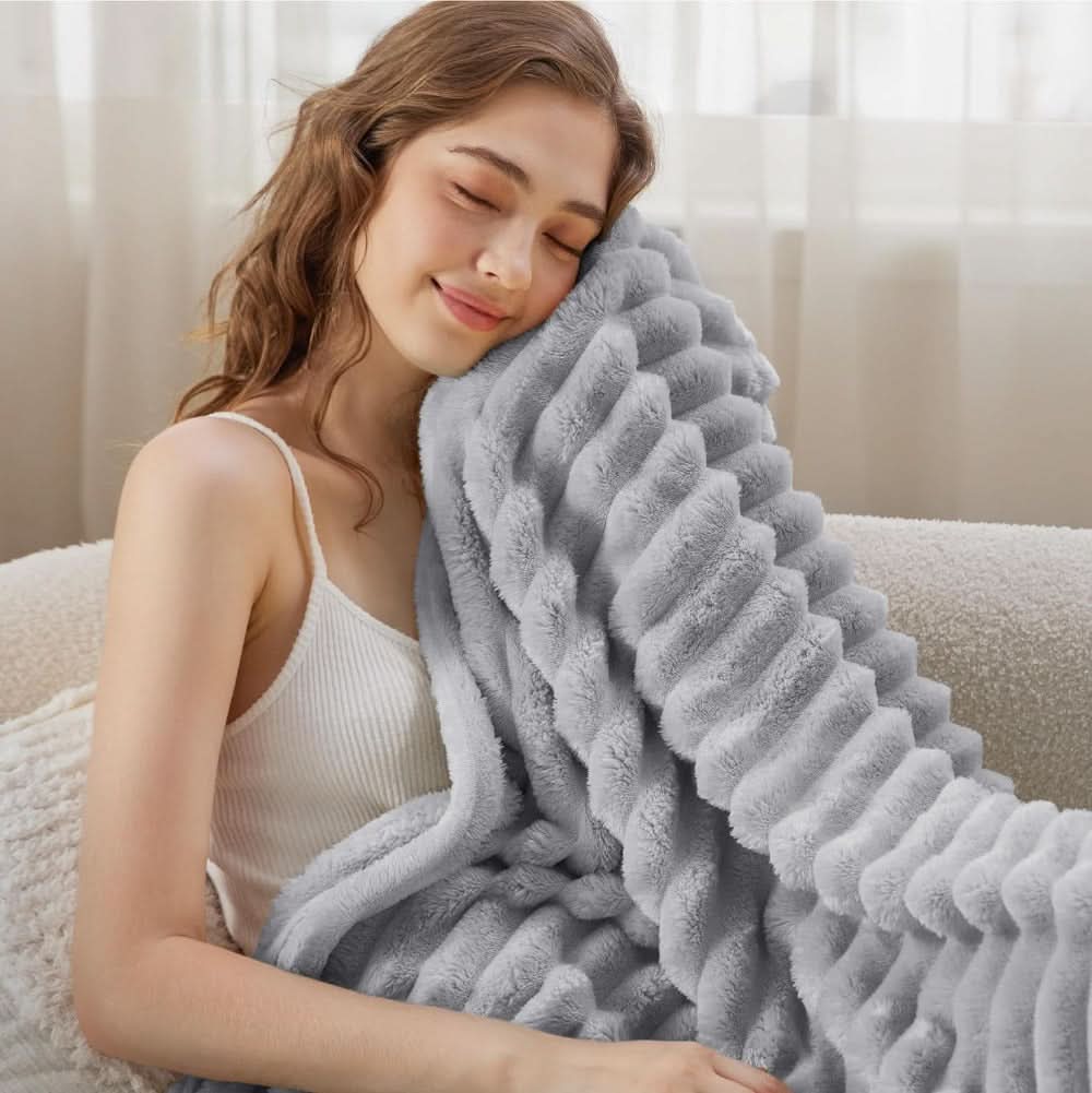 CLOUDNINE – Cozy Blanket for Soft Comfort & Stylish Coziness